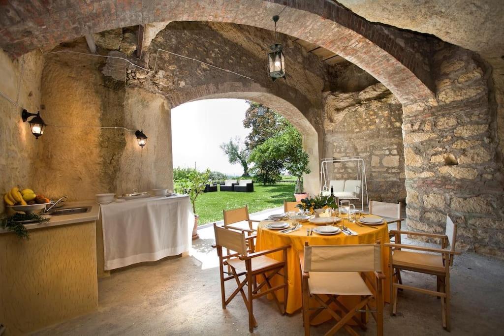 Le Grotte Villa